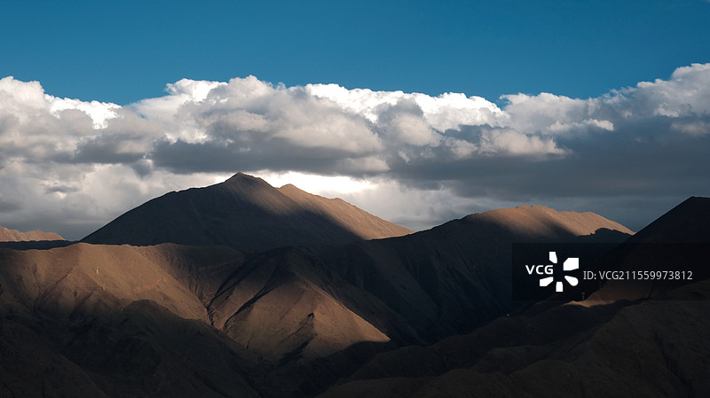 光影交错下的山脉图片素材