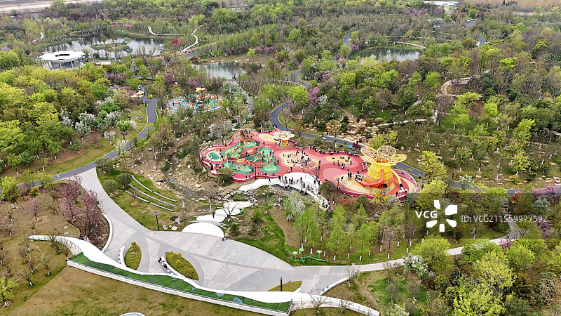 清明时节众多游客在合肥骆岗公园城市中央公园健康步道跑道健身赏春踏青图片素材