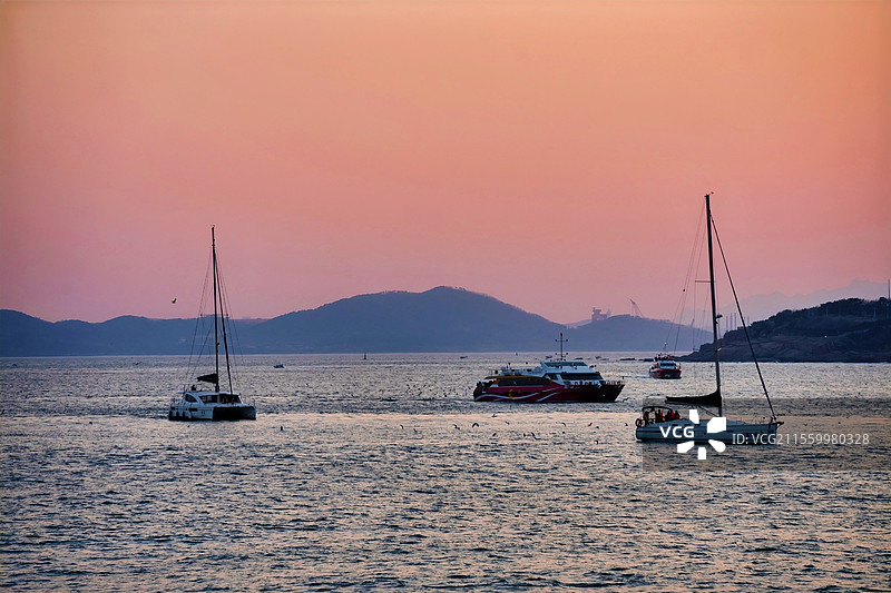 20250405青岛奥帆情人坝上南边海上船只和远山图片素材