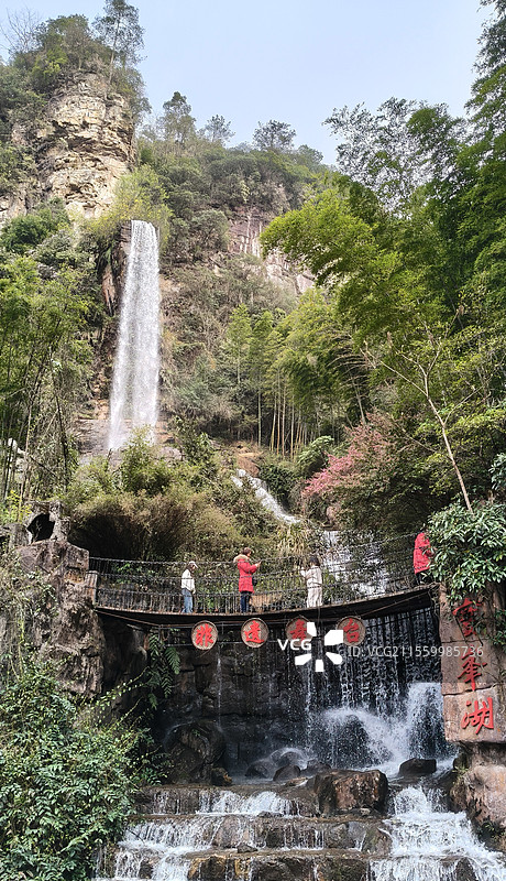 湖南张家界宝峰湖的山水间中式建筑与船只图片素材