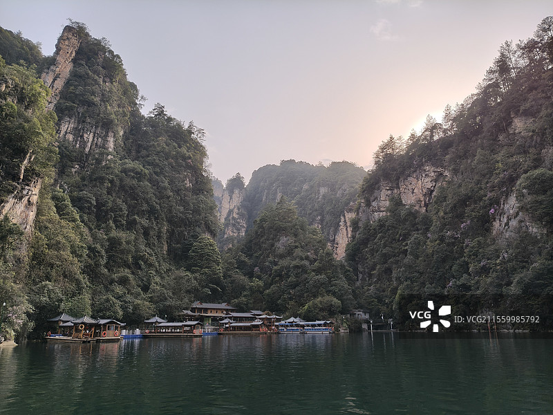 湖南张家界宝峰湖的山水间中式建筑与船只图片素材