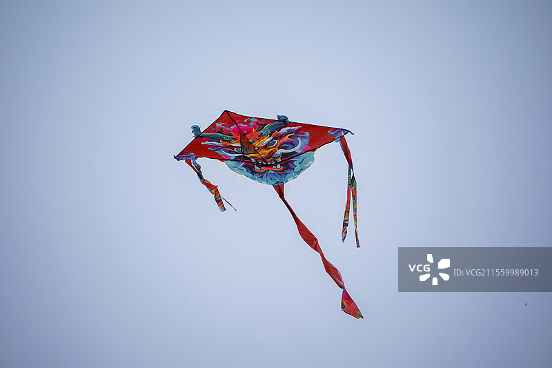 蓝色天空背景下放飞的风筝纸鸢图片素材