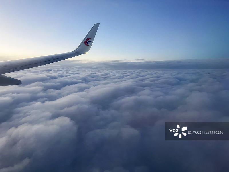 飞机在高空飞行时的云海和天空图片素材