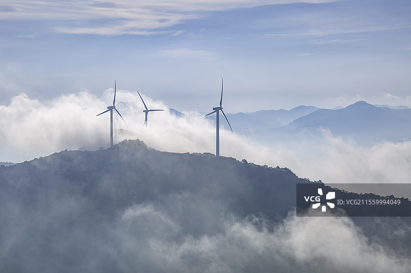 云雾中的湖北通城县九宫山图片素材