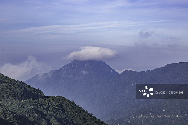 云雾中的湖北通城县九宫山图片素材