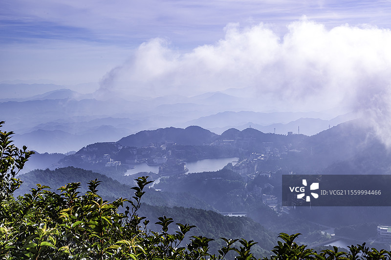 云雾中的湖北通城县九宫山镇图片素材