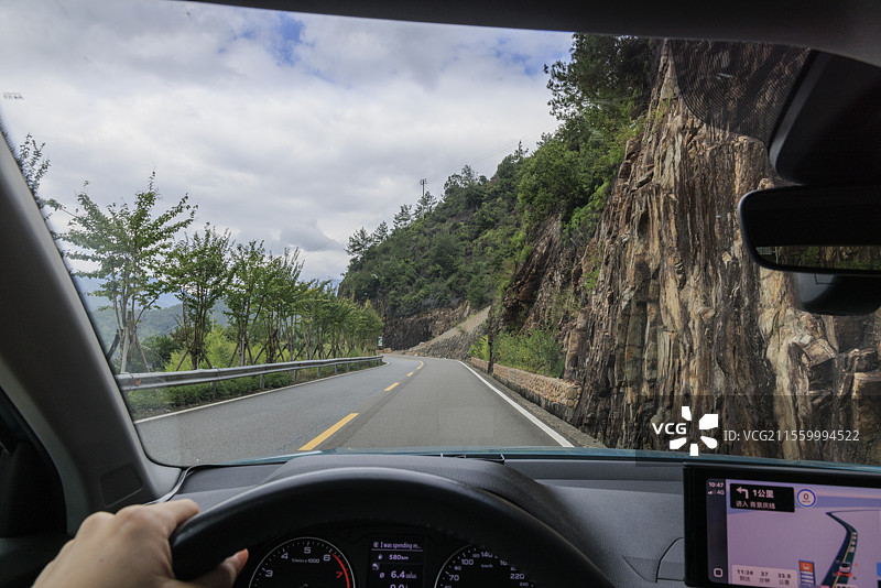第一人称视角在山间道路上的开车，驾驶汽车，盘山公路图片素材