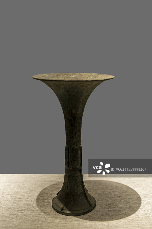 河南博物院“中原立国—夏商时期”展：兽面纹铜觚（酒器）（商代后期，1968年温县小南张出土）图片素材