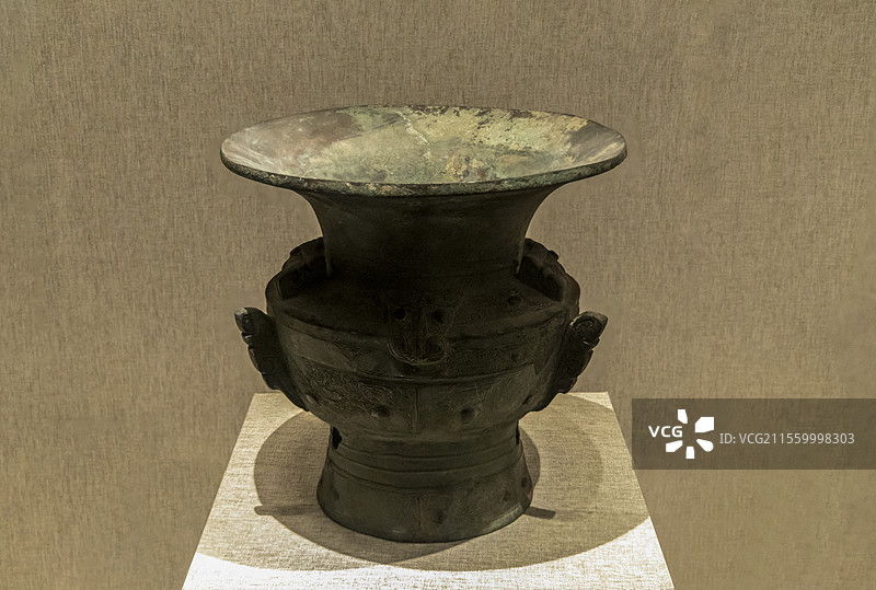 河南博物院“中原立国—夏商时期”展：三牺铜尊（酒器）（商代前期，1974年灵宝市东桥出土）图片素材