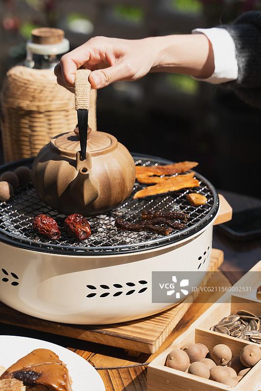 中式餐厅围炉煮茶户外茶文化烤茶炭炉红枣番薯干货图片素材