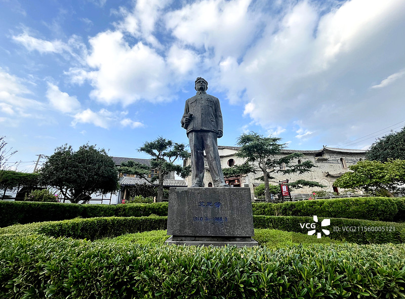 和顺古镇艾思奇故居艾思奇雕像  艾思奇故居图片素材