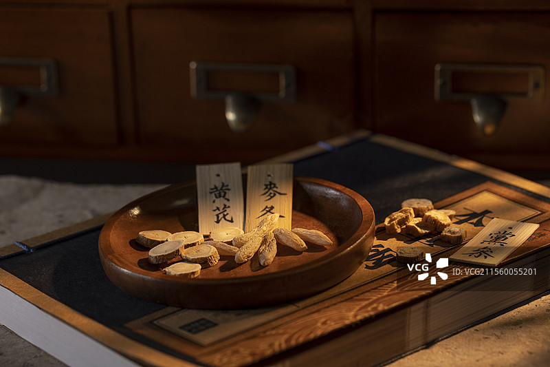 中药配方：黄芪、麦冬和党参图片素材