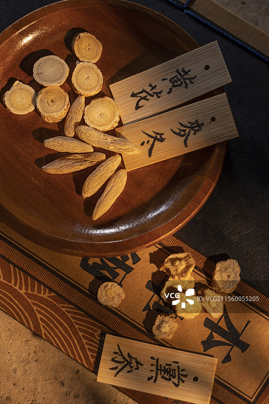 中药配方：黄芪、麦冬和党参图片素材