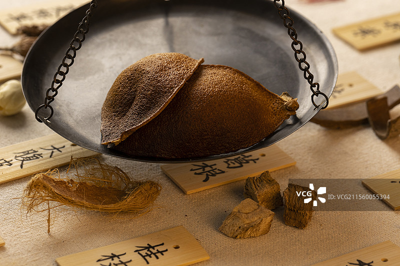 用秤称中药材陈皮图片素材