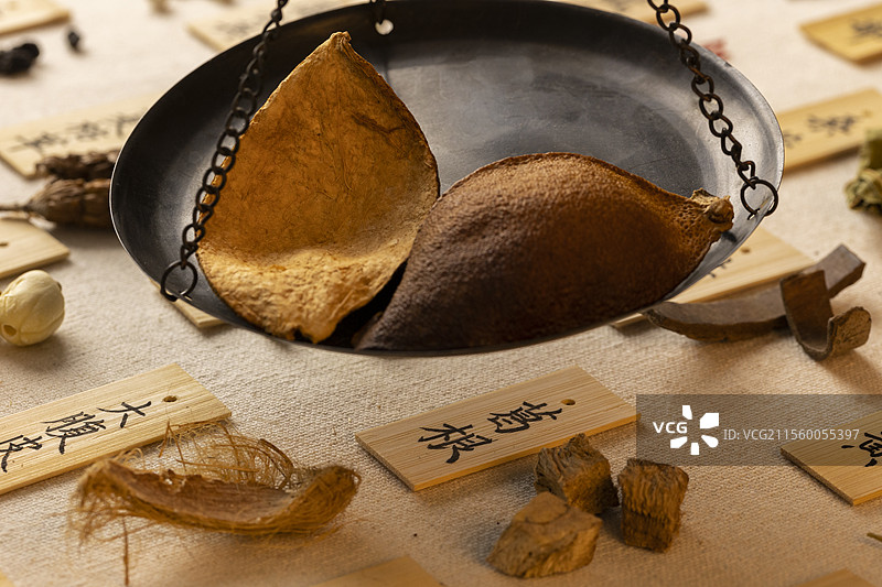 用秤称中药材陈皮图片素材