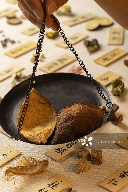 用秤称中药材陈皮图片素材