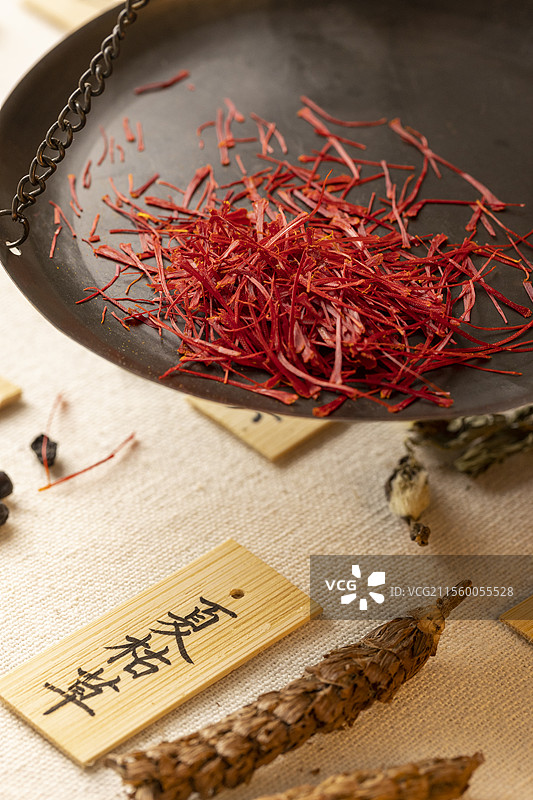 用秤称中药材藏红花图片素材