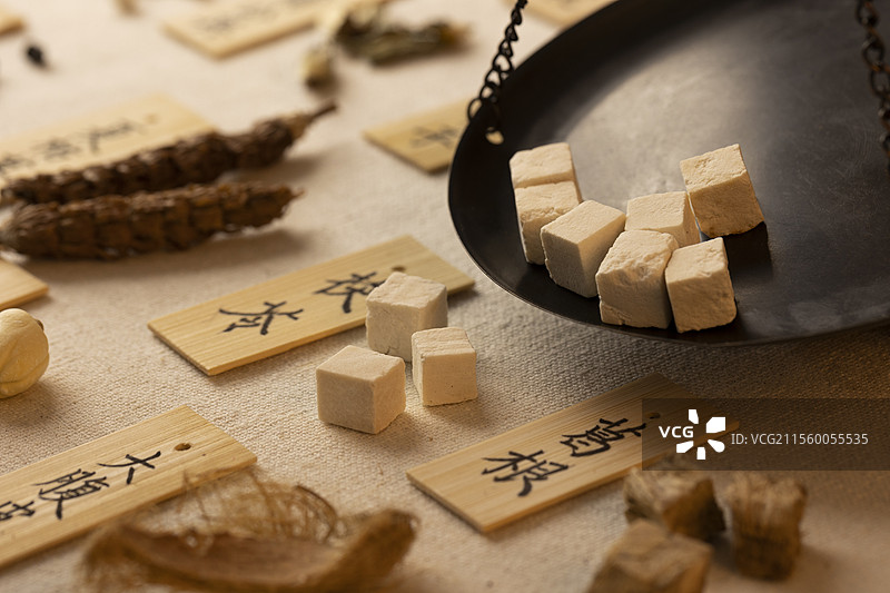 用秤称中药材茯苓图片素材