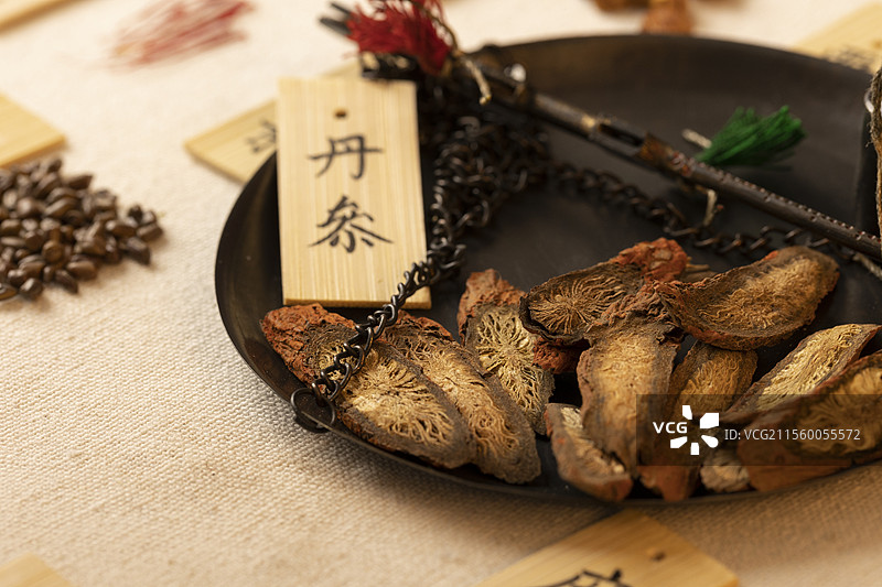 秤盘里的中药材丹参图片素材
