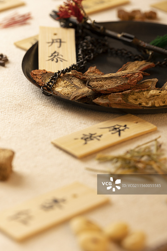 秤盘里的中药材丹参图片素材