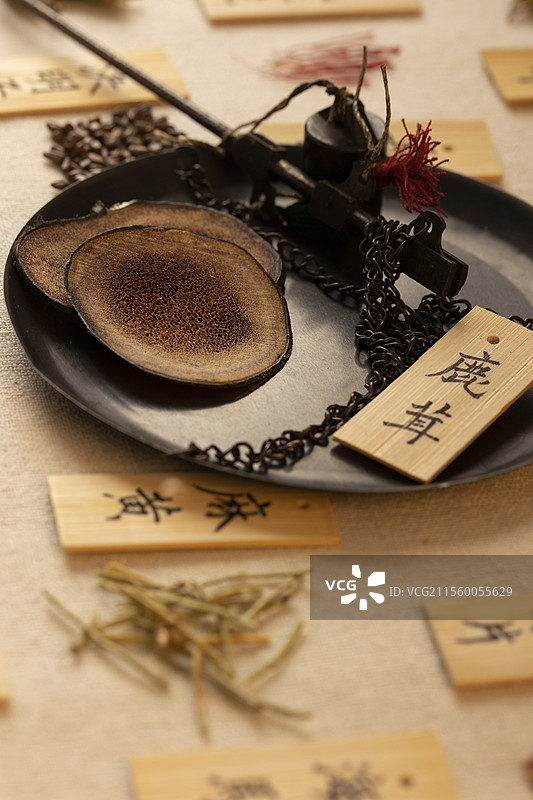 秤盘里的中药材鹿茸片图片素材