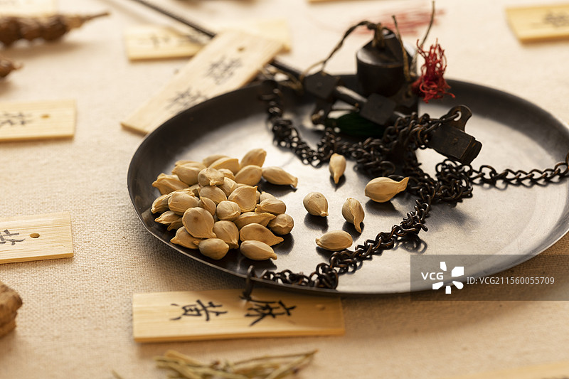 秤盘里的中药材橘核（桔核）图片素材