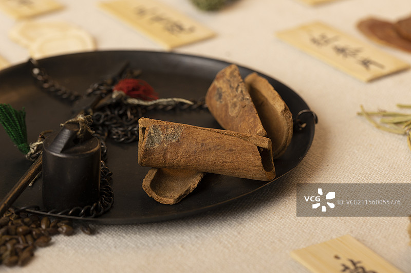 秤盘里的中药材肉桂图片素材
