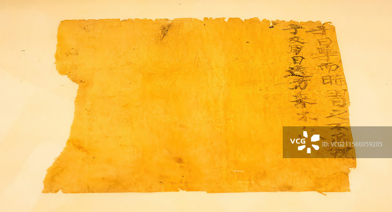 湖南省博物院展出新疆维吾尔自治区博物馆藏南北朝文物《论语》习书图片素材