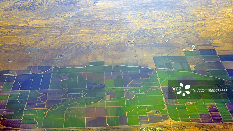 航拍戈壁滩边的农田图片素材