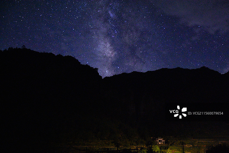 杭州临安十门峡剑门景区拍到了银河坠入人间图片素材