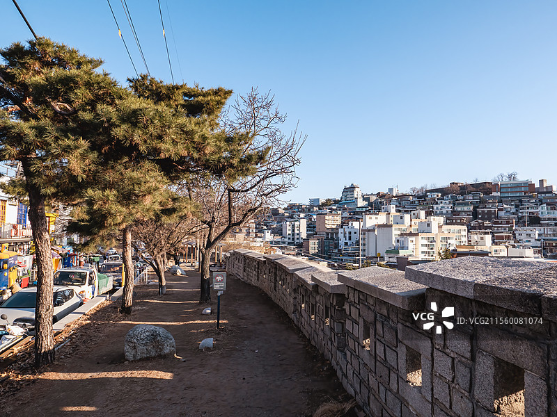 韩国首尔东大门首尔城墙公园骆山步道的清晨景色图片素材