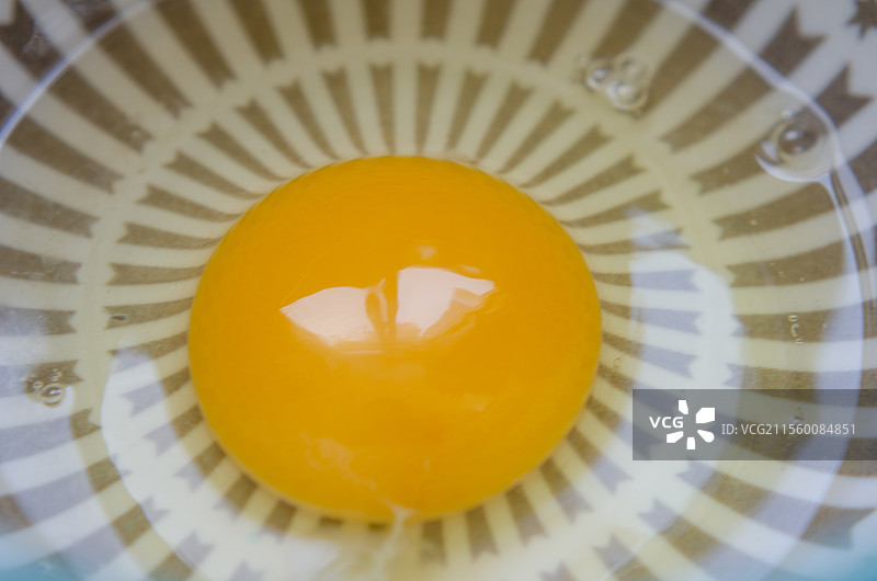 瓷碗中的鸡蛋黄特写图片素材