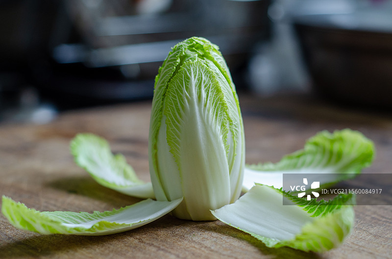 木制案板上的新鲜小白菜特写图片素材