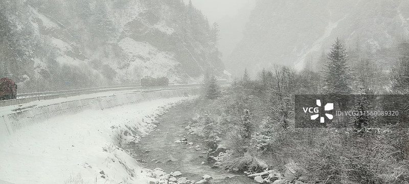 雪中的高速公路图片素材