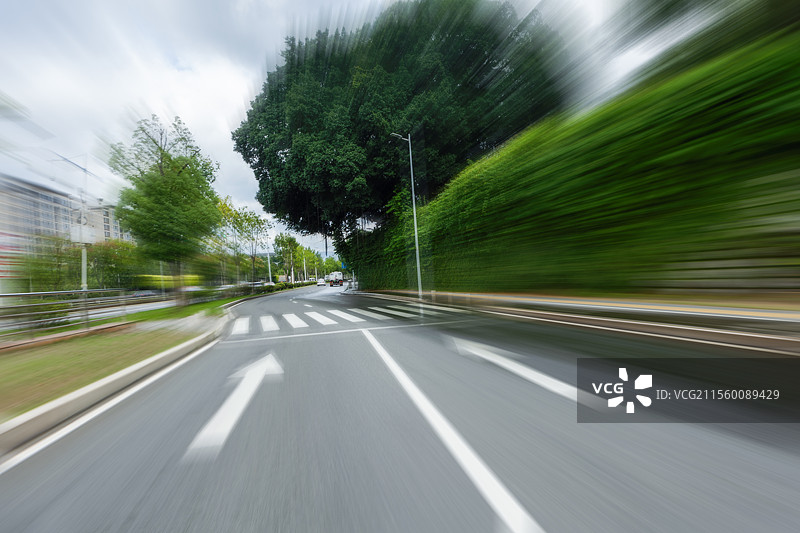 现代城市中在晴朗天空下的路面，突出现代建筑与城市线条的简洁感，是汽车广告背景图的理想选择，展现出开阔图片素材