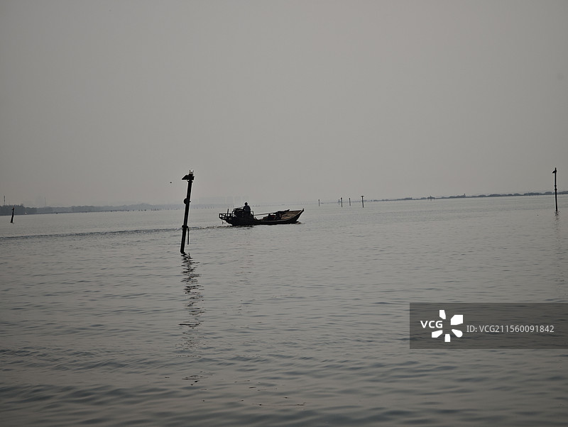 湖里的孤舟图片素材