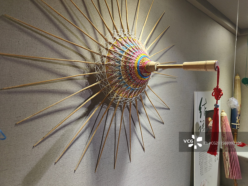 四川省成都市大邑县安仁镇非遗油纸伞工艺展览图片素材