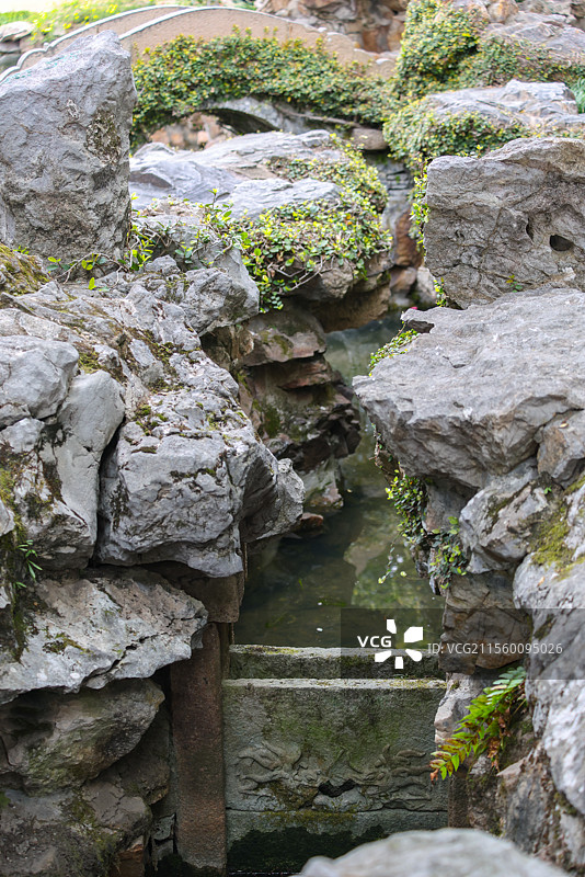 苏州园林网师园的三步桥石拱桥引静桥和水闸彩霞池春天风光图片素材