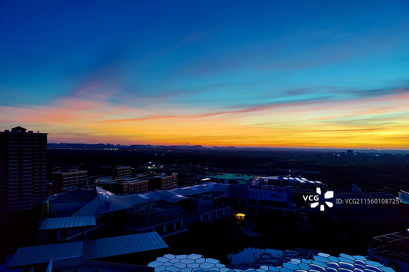 蓝调时刻绝美晚霞下的海口观澜湖度假区图片素材