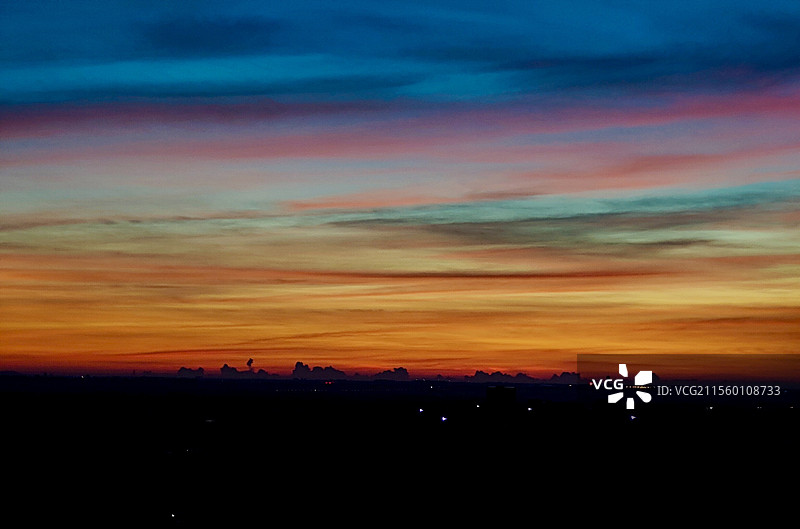 蓝调时刻绝美晚霞下的海口观澜湖度假区图片素材
