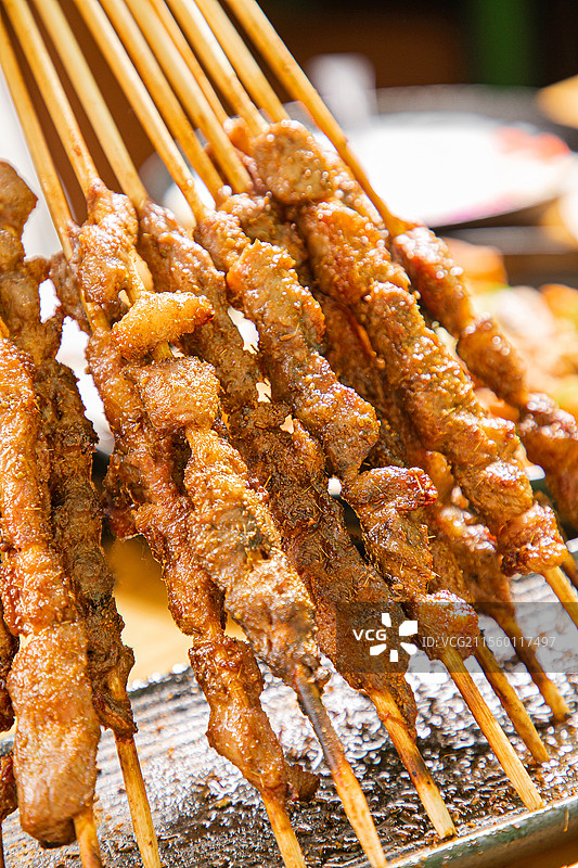 羊肉串新疆烧烤新疆特产夜宵撸串草原羊肉炭火烤肉孜然粉吃肉图片素材