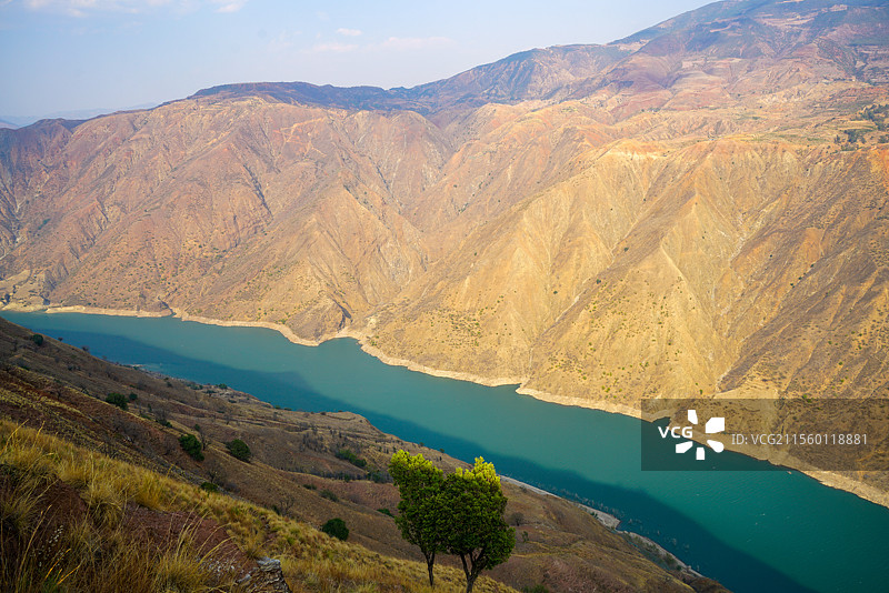 水在山下流 人在山上愁图片素材