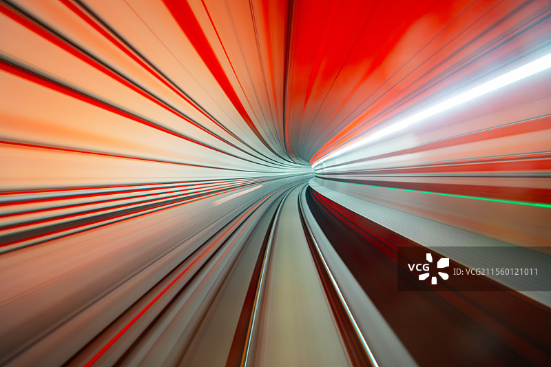 成都城市地铁隧道内部的慢门光轨图片素材