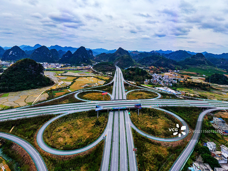 中国最美高速合那高速：喀斯特峰林间的天路画卷图片素材