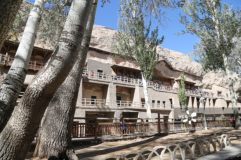 甘肃省敦煌市莫高窟的洞窟和外部壁画建筑图片素材