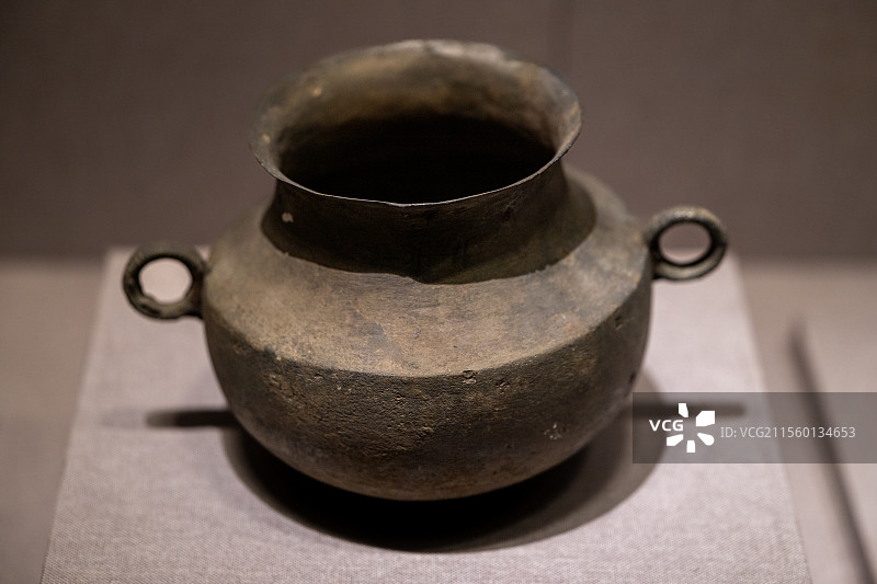 河南博物院-泌阳县官庄村出土-秦代-双耳铜鍪图片素材