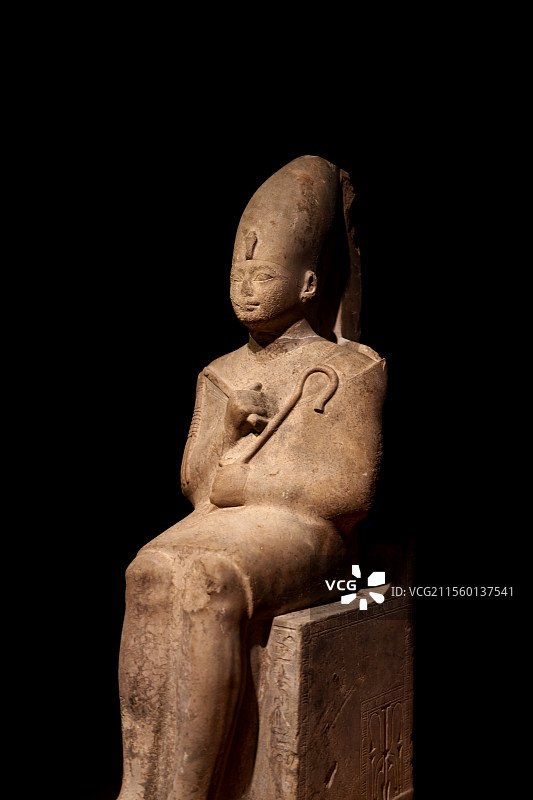 图特摩斯三世坐像（石灰岩）双手抱于胸前握持连枷和权杖，头戴象征上埃及的白冠，两侧展示上下埃及统一场景图片素材