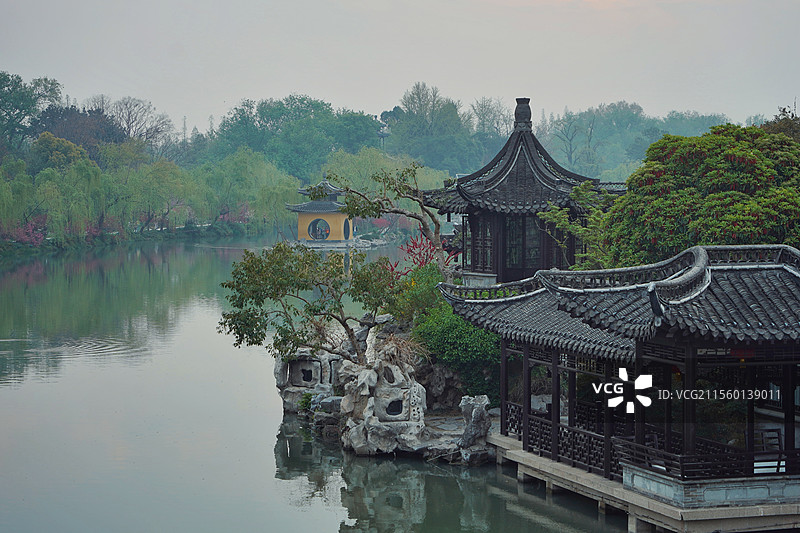 扬州瘦西湖公园晨曦中的凫庄和钓鱼台图片素材