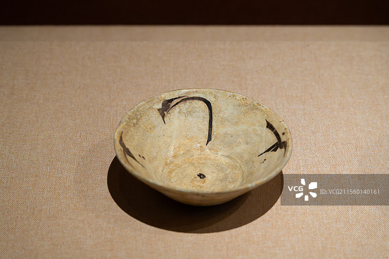 库法体铭文白釉碗，陶器，萨曼王朝（公元9-10世纪），伊朗礼萨·阿巴斯博物馆藏图片素材