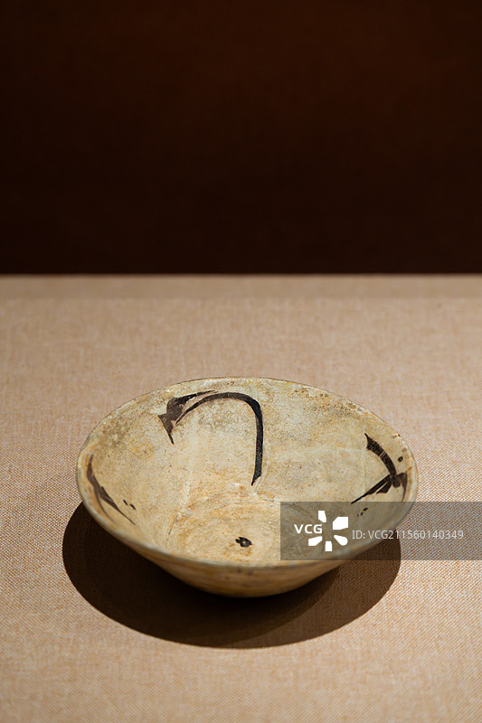 库法体铭文白釉碗，陶器，萨曼王朝（公元9-10世纪），伊朗礼萨·阿巴斯博物馆藏图片素材